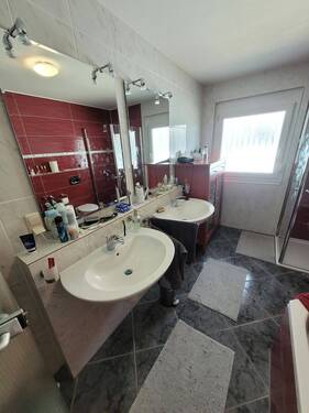 Tageslichtbad mit Dusche und Wanne - 