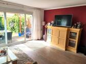 Wohnzimmer mit Zugang in den Garten - Reihenmittelhaus mit 120,00 m&sup2; in Rüsselsheim zum Kaufen