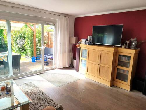 Wohnzimmer mit Zugang in den Garten - Reihenmittelhaus mit 120,00 m&sup2; in Rüsselsheim zum Kaufen