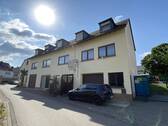 Straßenansicht - Großzügiges Wohnhaus mit vermieteter Einliegerwohnung