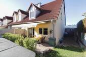 Ansicht Haus - Willkommen zuhause: Gepflegtes Reiheneckhaus samt Garten, Spa-Bereich und Carportstellplatz