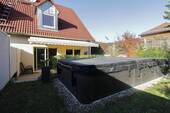 Ansicht Garten mit Outdoorpool - 6 Zimmer Reihenendhaus in Waldbüttelbrunn