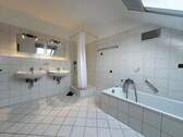 Badezimmer mit Fenster - 