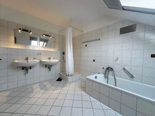 Badezimmer mit Fenster - 