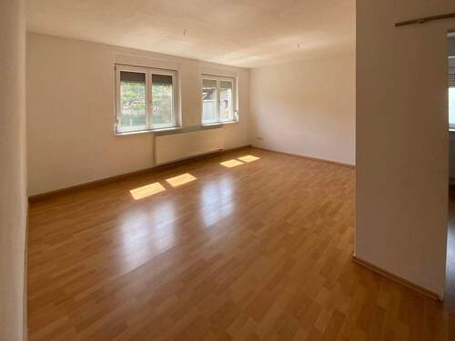 Wohnzimmer WE 2 (vermietet) - Einfamilienhaus mit 197,50 m&sup2; in Kaiserpfalz zum Kaufen