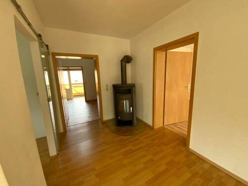 Wohnzimmer mit Kamin, WE 2 (vermietet) - 