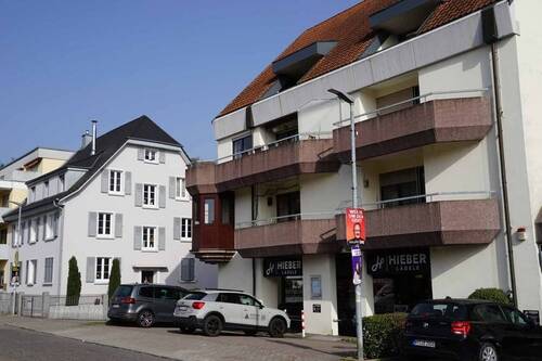 Westansicht mit Hauseingang neben Hieber - Etagenwohnung mit 64,00 m&sup2; in Grenzach-Wyhlen zum Kaufen