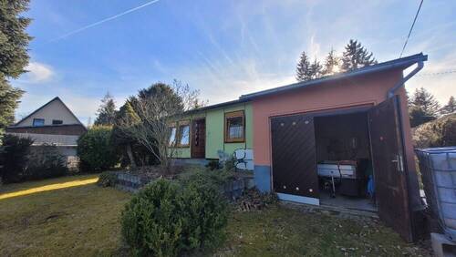 Außenansicht mit Garage - Grundstück in Jößnitz