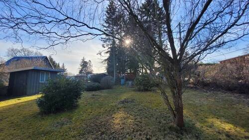 Grundstück mit Geräteschuppen - 