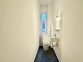 Separates WC nach Renovierung ähnlich - 