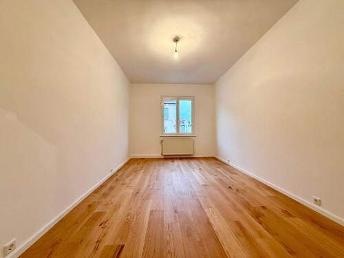 Wohnbereich nach Renovierung ähnlich - Frei und im beliebten Rennweg! Schöne 3,5-Zimmer-Wohnung mit eigener Terrasse, hohen Decken & Altbaucharme, neue Böden & Bad! Ruhige Lage