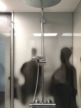 Dusche - Besonderes Design trifft auf hohen Freizeitwert in 70ger Jahre Architektur