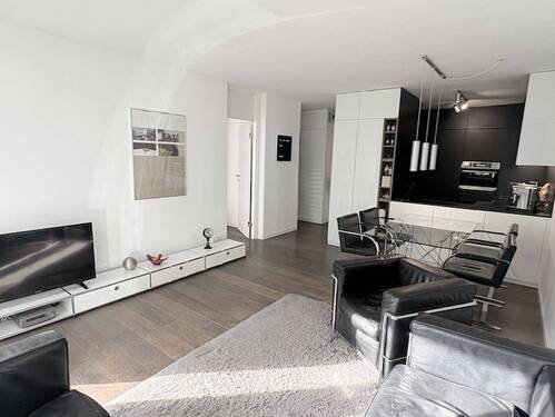 Wohnzimmer Blick zur Küche - 2 Zimmer Etagenwohnung zum Kaufen in München