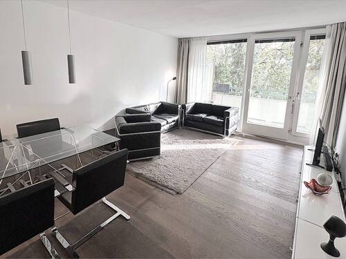 Wohnzimmer Blick zum Balkon - Etagenwohnung mit 58,00 m² in München zum Kaufen