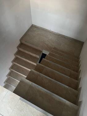 Treppenflure, gefliest..JPG - 