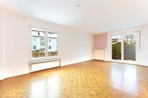 Wohn- und Essbereich mit Zugang zur Terrasse - 