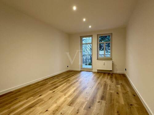 Wohnzimmer mit Balkon- und Terrassenzugang - 