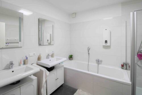 Badezimmer Dusche und Badewanne - 