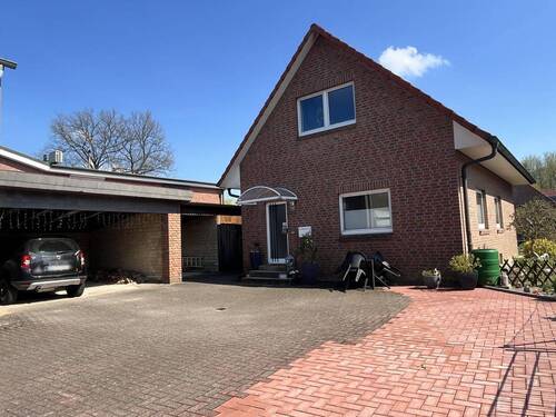 Einfahrt mit Carport - 