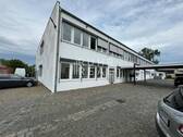 Außen - Büro mit Lagerhalle 