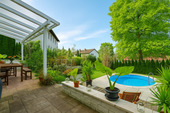 Ansicht West-Terrasse - VERKAUF: Ihr neues Zuhause mit Charme, Pool und Gartenidylle - Wohnglück für die ganze Familie!