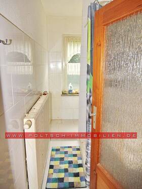 Bad mit gefliester Dusche - 