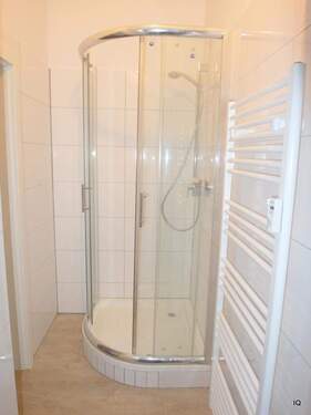 Bad mit Dusche - Etagenwohnung mit 52,40 m² in Riesa zur Miete