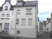 Titelbild - Zweifamilienwohnhaus mit Nebengebäude im Ortskern -Zwangsversteigerung-
