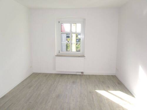 *Beispielbild Wohnzimmer - Frisch sanierte 2-Raumwohnung mit Einbauküche!