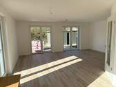 Wohn-/ Essbereich mit Terrasse - 