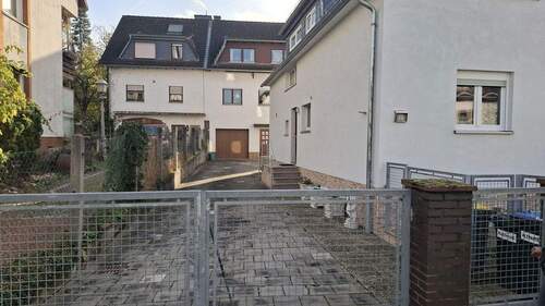 Eingangsbereich Hof - 7 Zimmer Mehrfamilienhaus, Wohnhaus in Bad Vilbel