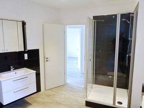 Duschbad mit Möbeln - 