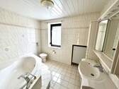 Badezimmer m. Badewanne - 