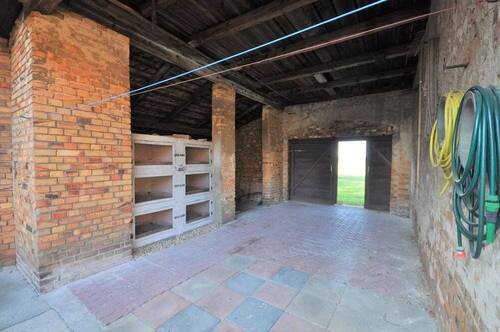 Kaninchenställe und Zugang zur Wiese - 