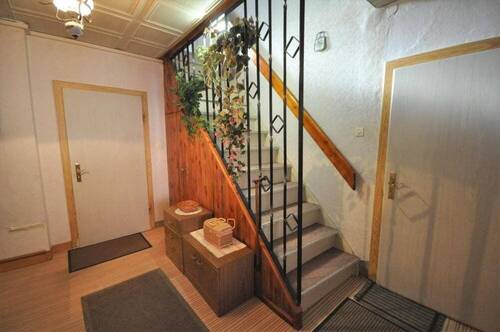 EG: Diele mit Geschossstreppe in das OG - 