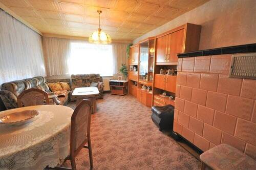 EG: Wohnzimmer mit Kachelofen - 