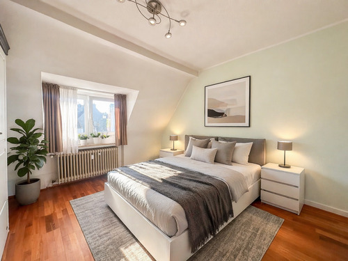 Schlafzimmer mit Bad en suite - 2 Zimmer Etagenwohnung zum Kaufen in Düsseldorf