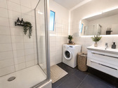 Duschbad mit Waschmaschinenanschluss - 2 Zimmer Etagenwohnung in Düsseldorf