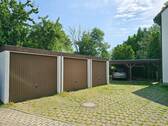 3 Garagen und 2 Stellplätze - 