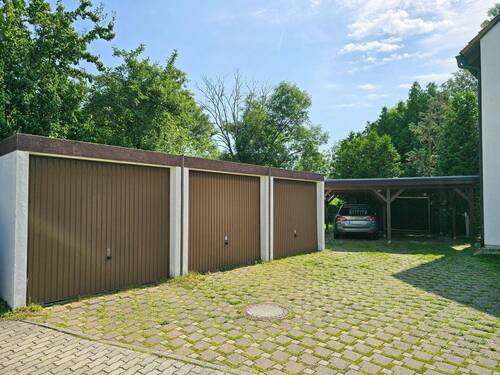 3 Garagen und 2 Stellplätze - 
