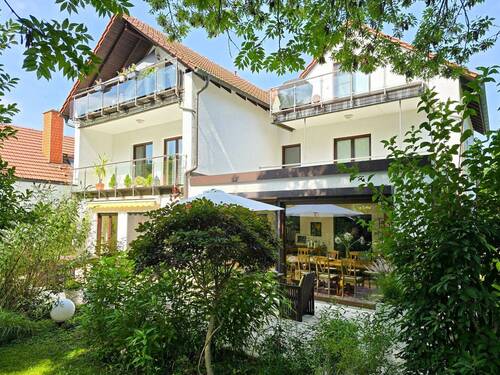 Blick vom Grundstück auf das Haus - 