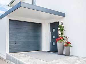 Garage und Hauseingang - 5 Zimmer Einfamilienhaus in Maxhütte-Haidhof