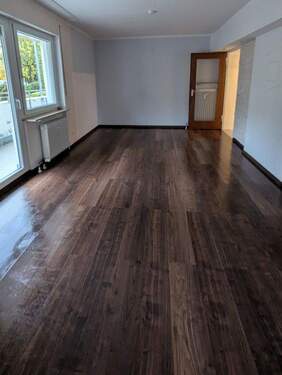 Wohn-Esszimmer - 2-Zi. EG-Wohnung in ER mit Stellplatz und Balkon nahe Siemens Campus