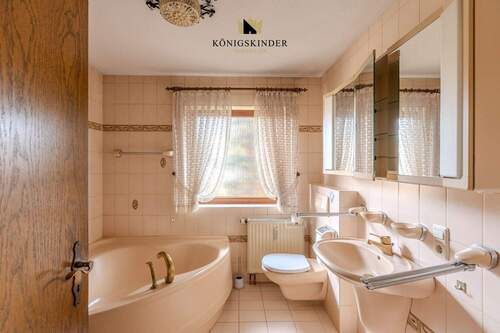 ...mit angrenzendem Badezimmer... - 