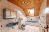 ...sowie ein weiteres Badezimmer... - 