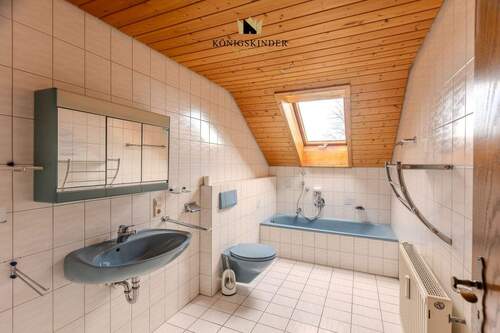 ...sowie ein weiteres Badezimmer... - 