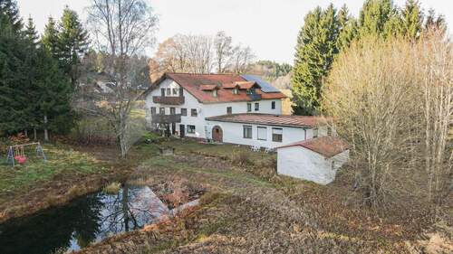 Drohnenansicht - Mehrfamilienhaus, Wohnhaus in Neureichenau