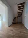 Flur mit Treppe - 