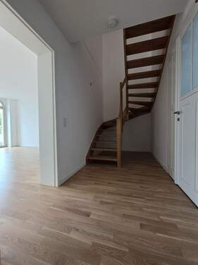 Flur mit Treppe - 