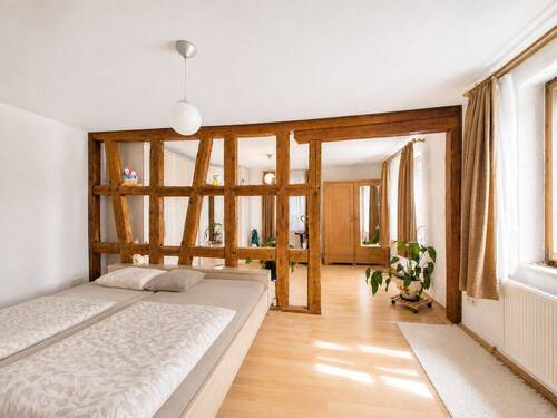 Schlafzimmer 1. Stockwerk - Charmantes Mehrfamilienhaus mit 3 Wohneinheiten in zentraler Lage von Alpirsbach